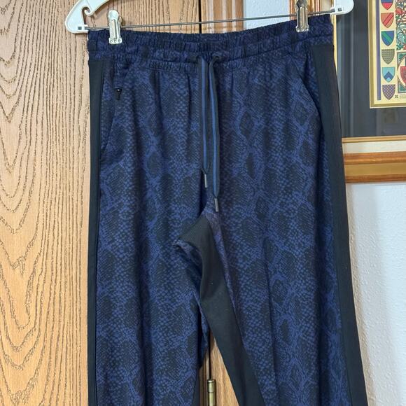 Athleta Brooklyn Joggers Size 4 Blue Black Snakeskin Athletic Pants Lightweight - Picture 7 of 12